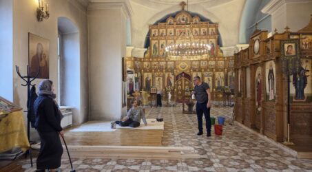 Установка подиума под придел св. апостолов Петра и Павла