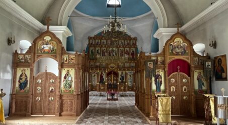 Установка иконостаса придела апостолов Петра и Павла